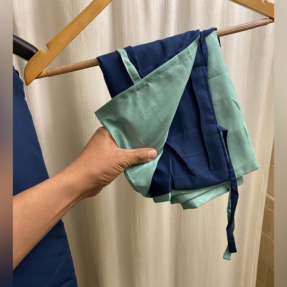 Double sided comforter and two pillow shams - Picture 6 of 6